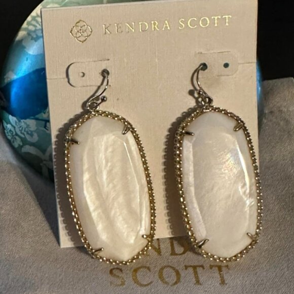 VGUC Kendra Scott Mother of Pearl / Gold Deily Earrings - Picture 6 of 6